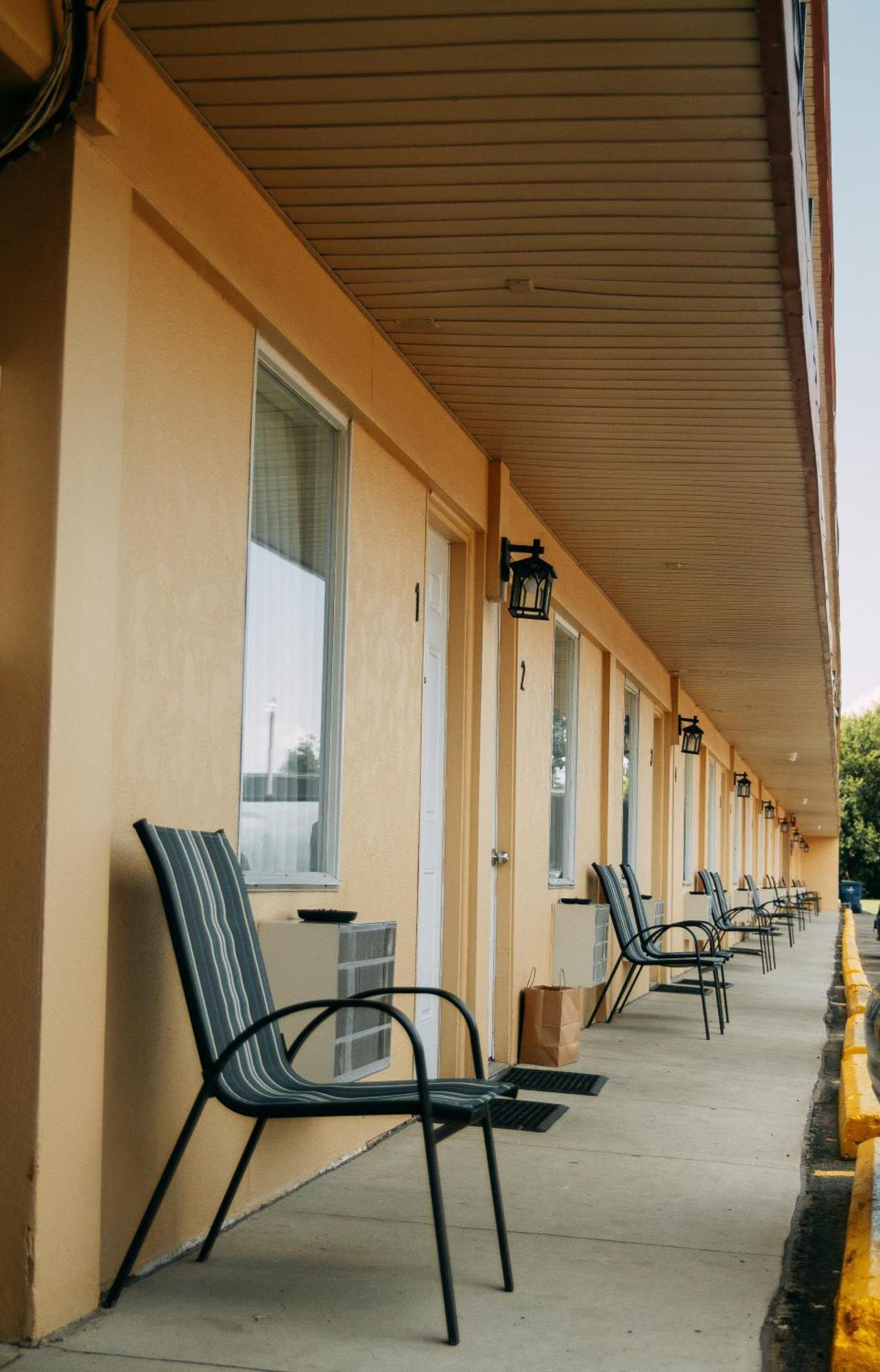 Saxony Motel Chatham-Kent Bagian luar foto
